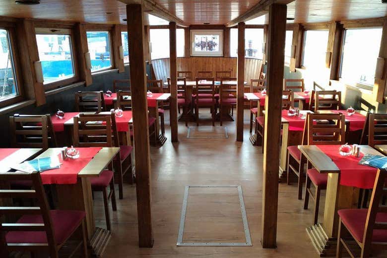 A punto de tomar la cena en el barco