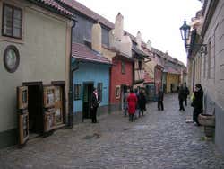 Callejón del Oro con la casa azul de Kafka