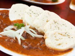Goulash de carne con dumplings